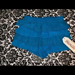 RUFFLE SHORTS SIZE M 5/6  NWOT✂️PRICED TO SELL✂️